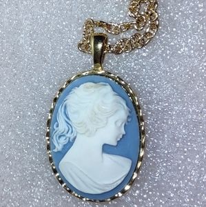 Oval Pendant Blue & White Cameo